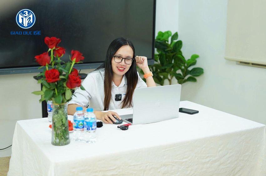 Tiến sĩ Kiều Phương Thuỳ - Giảng viên chính Khoa Công nghệ Thông tin, Trường Đại học Sư phạm Hà Nội, tác giả của bộ sách "Bước chân công dân số" từ lớp 1 đến lớp 5